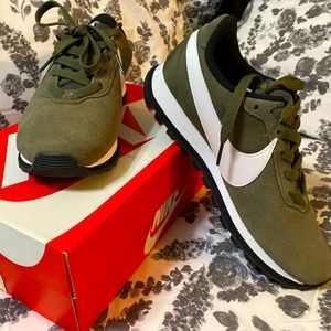 Nike Pre Love XO 6.5 Olive